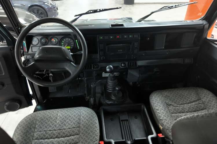 Land-Rover Defender